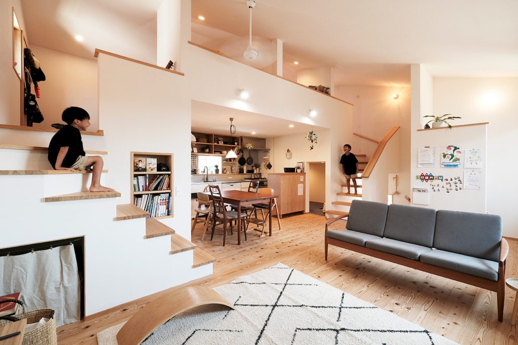 スキップフロアのある2階リビングの家