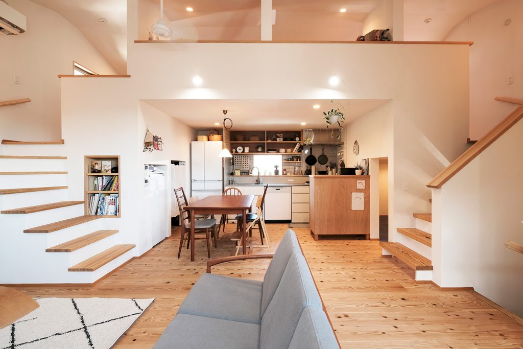 スキップフロアのある2階リビングの家