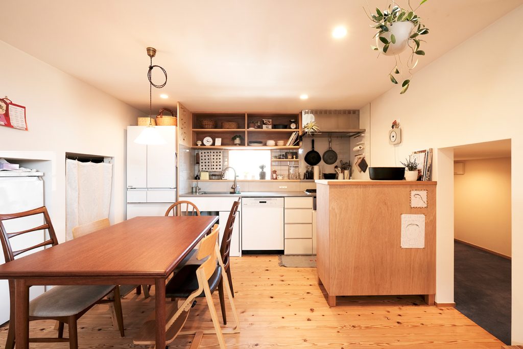 スキップフロアのある2階リビングの家