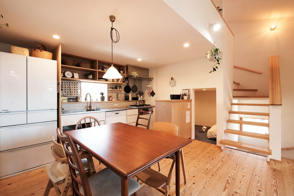 スキップフロアのある2階リビングの家