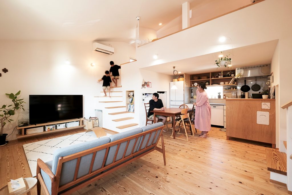 スキップフロアのある2階リビングの家