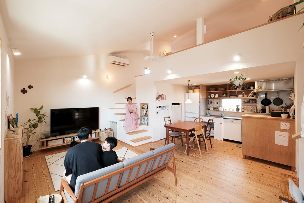 スキップフロアのある2階リビングの家