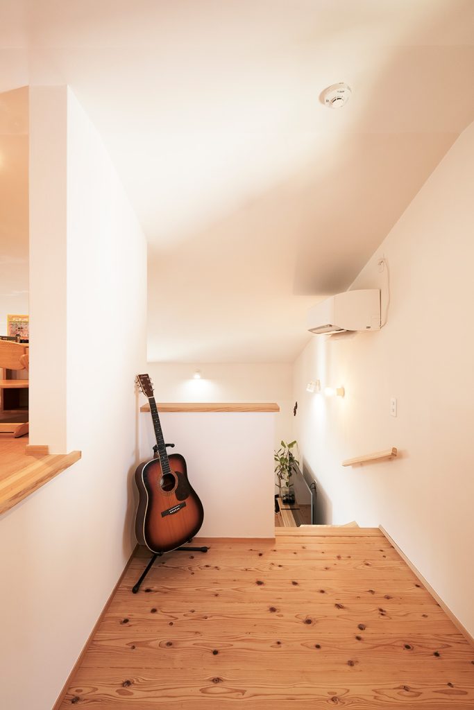 スキップフロアのある2階リビングの家