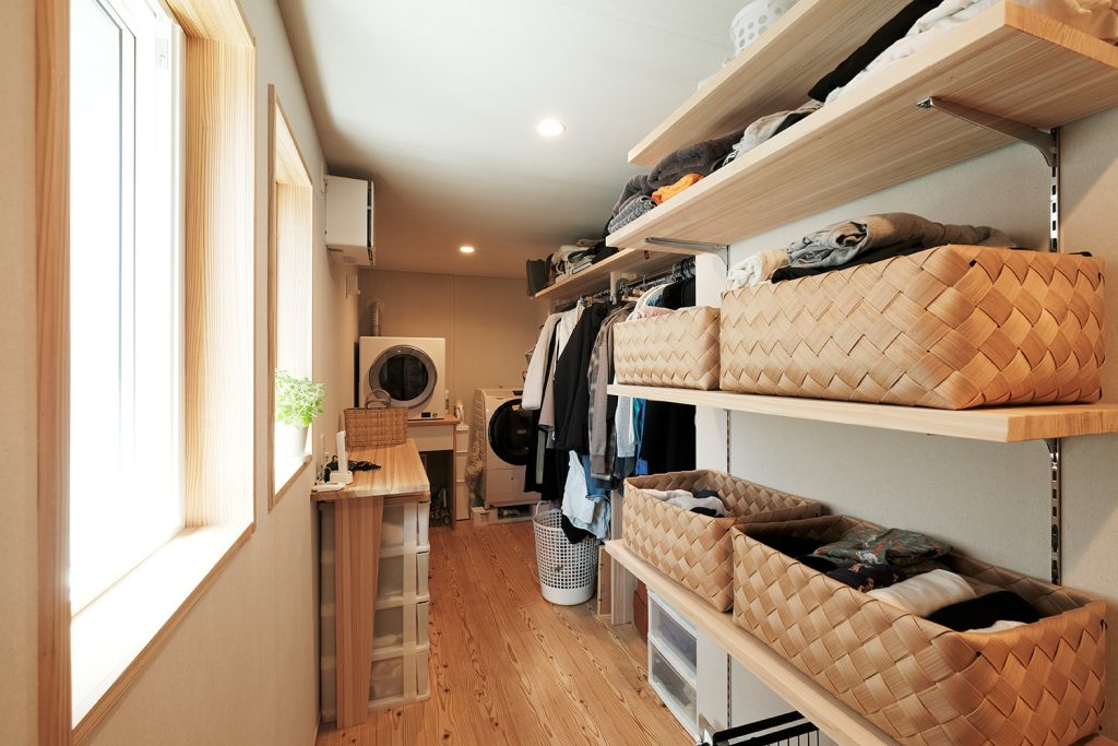 スキップフロアのある2階リビングの家