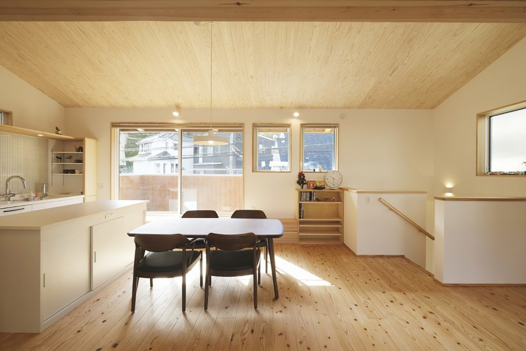 狭小地24坪の敷地に建つ 2階リビングの田上の家